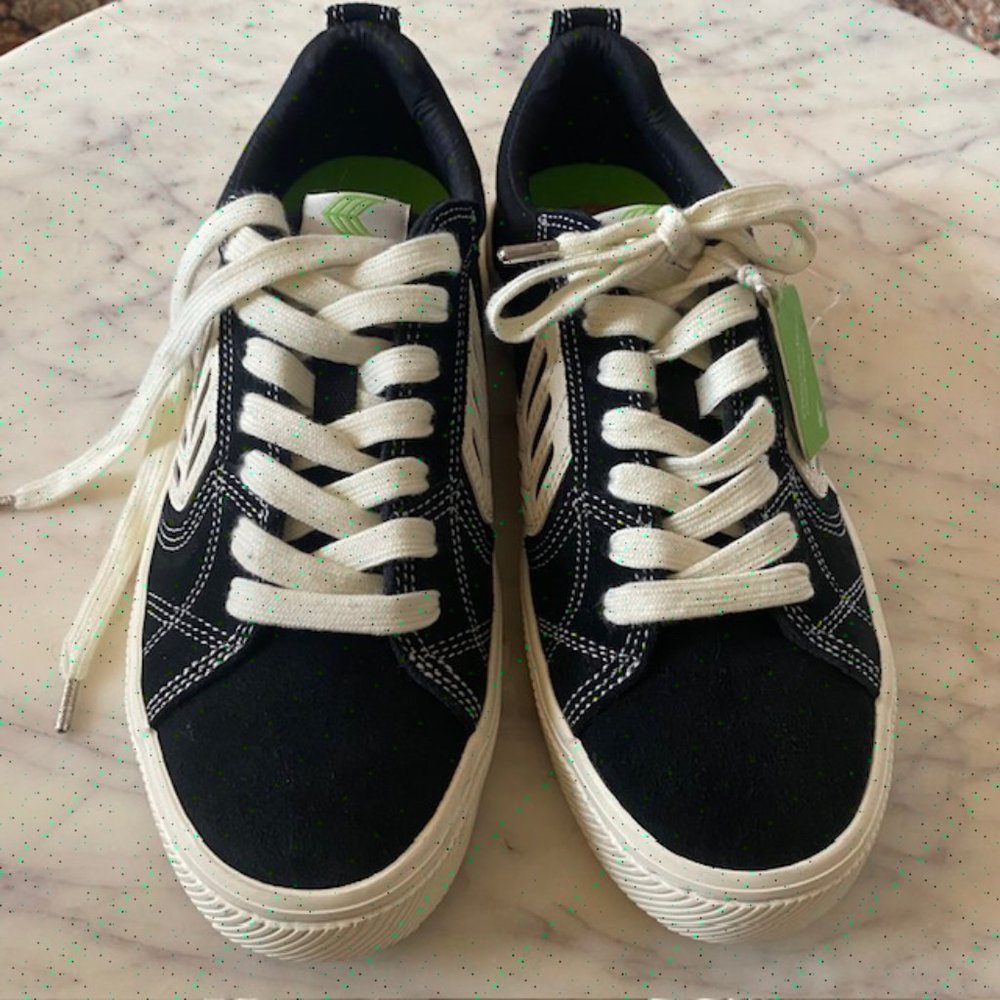 Perfect NWT Women's Cariuma CATIBA PRO Low Black Suede Sneakers 7.5